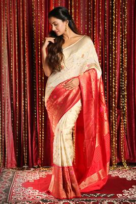 Off White Floral Zari Weaved Semi Banarasi Saree With Red Boreder And Pallu 1