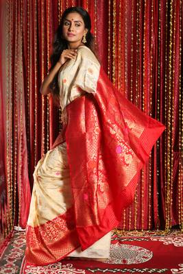 Off White Floral Zari Weaved Semi Banarasi Saree With Red Boreder And Pallu 2