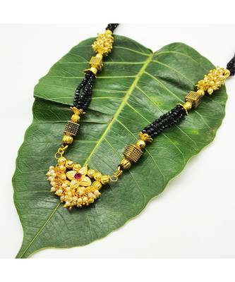 Mangalsutra Antique Golden Pendant Thushi Kolhapuri White Black Bead 4 Line Layer Short Mangalsutra Necklace 2