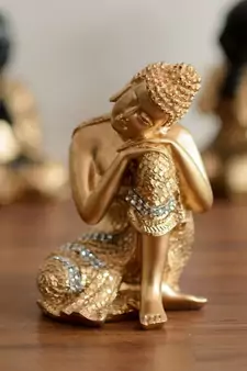 ecraftindia decorative polyresin buddha statue on knee - golden, brown, 8 inches
