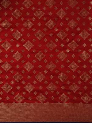 Red woven silk blend saree with blouse 5