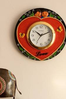 Cute Couple Love Theme Papier-Mache Wooden Handcrafted Wall Clock