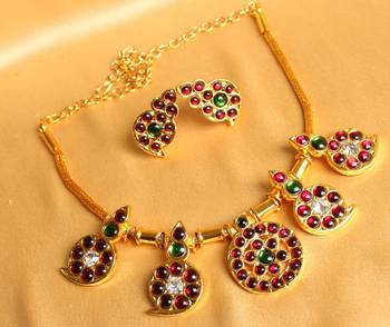 Gorgeous Gold Plated Kemp Green Temple Necklace Set   1