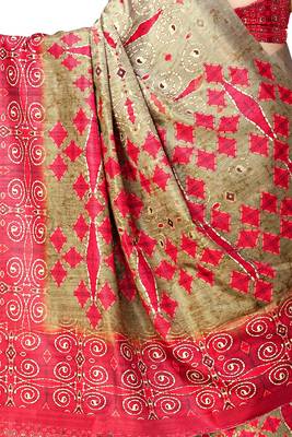 Beige printed silk saree with blouse 4