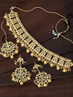  Traditional Kundan Choker Jewellery Set with Earrings & Maang Tikka For Women  1