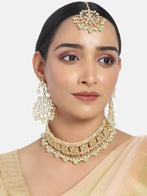 Gold Plated Traditional Kundan Choker Jewellery Set with Earrings & Maang Tikka For Women  2