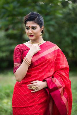 Red woven art silk saree with blouse 2