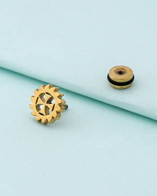 Royal Stud Driving Gear Earring 1