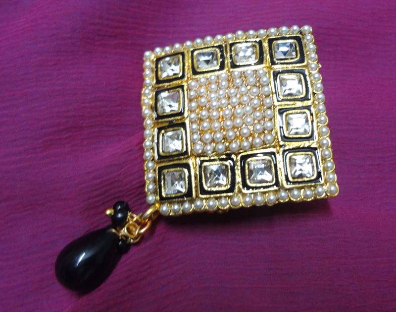 Gold Onyx brooch