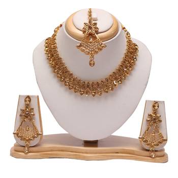 Golden choker necklace set with maang tikka 1