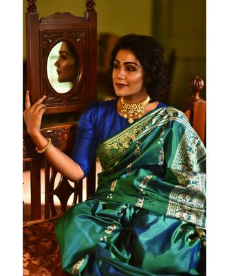 Royal, majestic Baluchari saree in a dual tone of blue-green 2