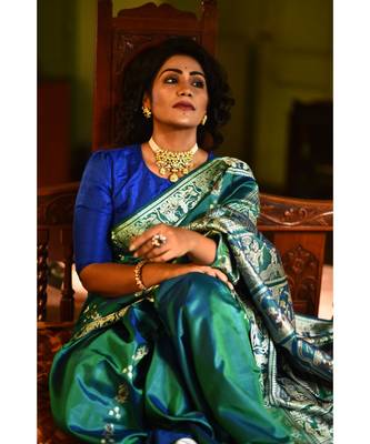 Royal, majestic Baluchari saree in a dual tone of blue-green 3
