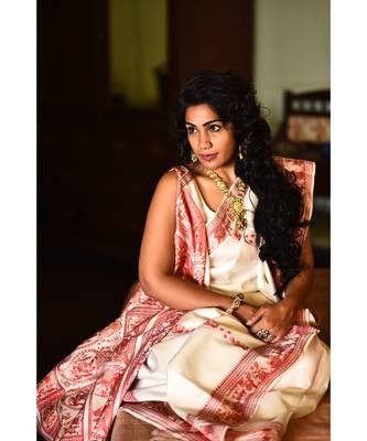 The beautiful Baluchari weave looks absolutely stunning in this white & red avatar 1