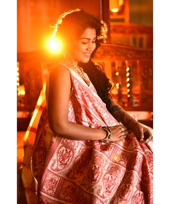 The beautiful Baluchari weave looks absolutely stunning in this white & red avatar 2