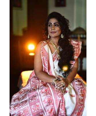 The beautiful Baluchari weave looks absolutely stunning in this white & red avatar 3