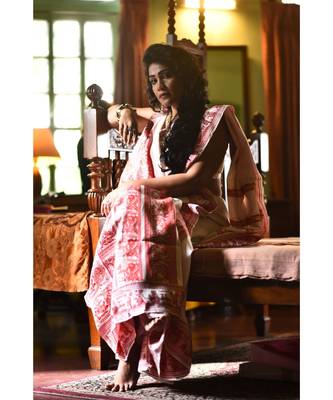 The beautiful Baluchari weave looks absolutely stunning in this white & red avatar 4