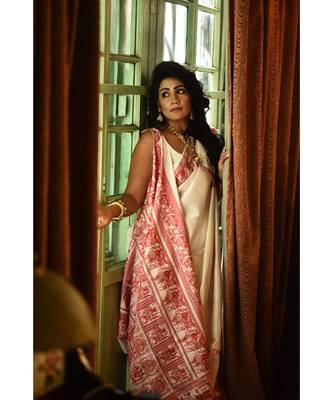 The beautiful Baluchari weave looks absolutely stunning in this white & red avatar 5