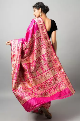 The beautiful Baluchari weave looks absolutely stunning in this dark pink avatar