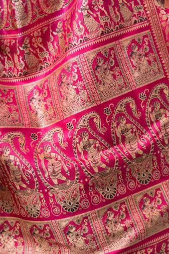 The beautiful Baluchari weave looks absolutely stunning in this dark pink avatar