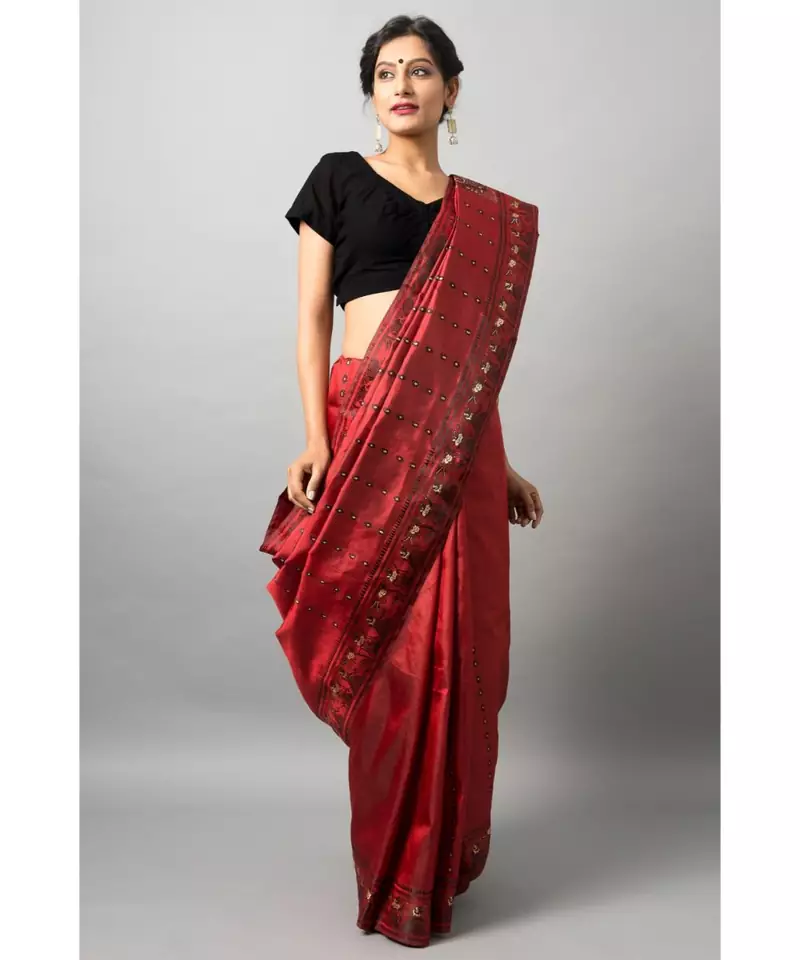 The beautiful Baluchari weave looks absolutely stunning in this maroon avatar