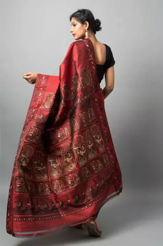 The beautiful Baluchari weave looks absolutely stunning in this maroon avatar