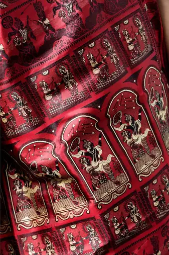 The beautiful Baluchari weave looks absolutely stunning in this maroon avatar
