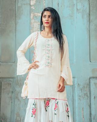 Cream Hand Embroidered Kurta Set With This Beautiful Potli 2