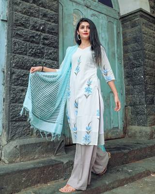 Exclusive White Handpainted Kurta Set With Pastel Shaded Dupatta 1