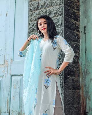 Exclusive White Handpainted Kurta Set With Pastel Shaded Dupatta 2
