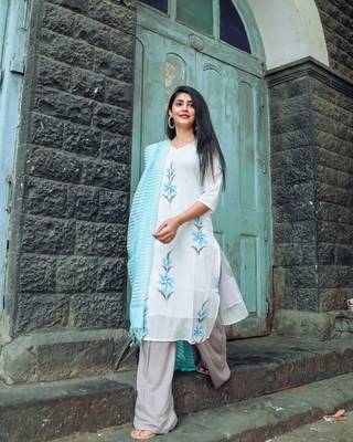 Exclusive White Handpainted Kurta Set With Pastel Shaded Dupatta 3