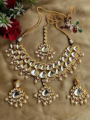 Kundan And Shell Pearls Necklace Set With Maangtikka 1