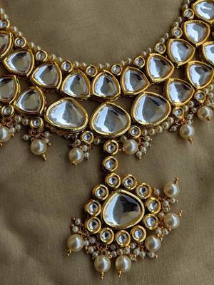 Kundan And Shell Pearls Necklace Set With Maangtikka 2
