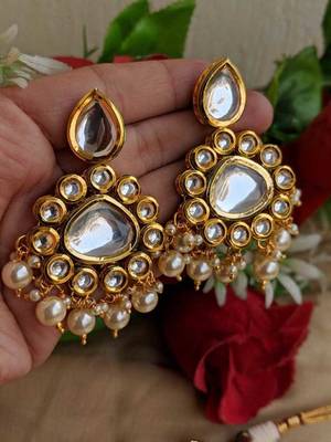Kundan And Shell Pearls Necklace Set With Maangtikka 3