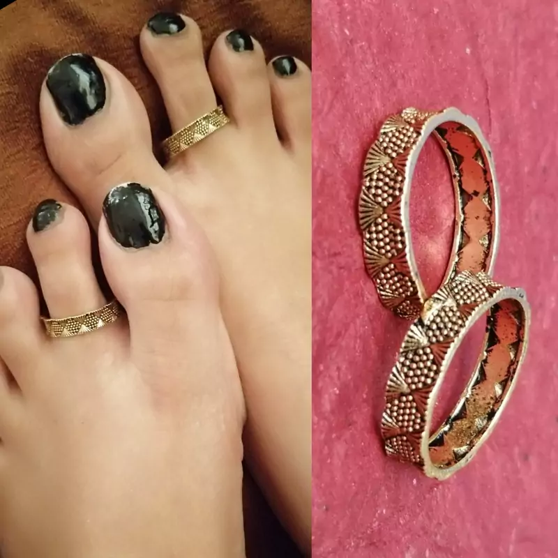 Gold toe-rings