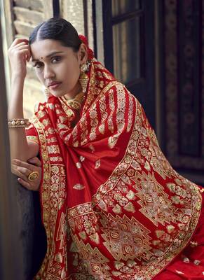 Red woven silk blend saree with blouse 4