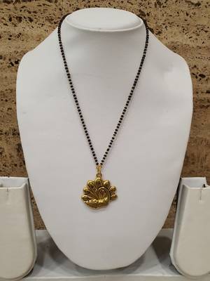 Women Mangalsutra Gold Peacock Pendant Black Beads Single Line Layer Short Mangalsutra Designs Latest Chain 2