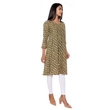 Women Green Printed Flared Rayon Kurta 2
