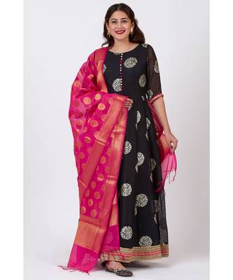Black Jewel Foil Printed Floorlength Kurti with Pink Banarsi Dupatta 1