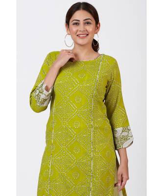 Green Bandhani Kurti with White Crochet Laced Pants 5