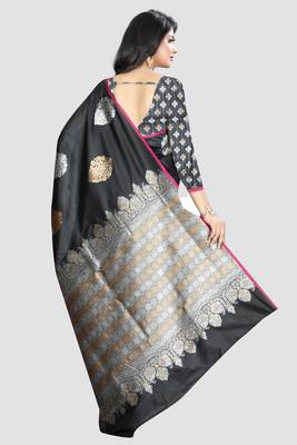Black Woven Kanchipuram Silk Saree With Blouse 3