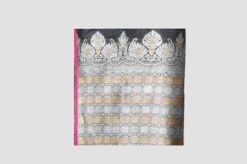 Black Woven Kanchipuram Silk Saree With Blouse 5