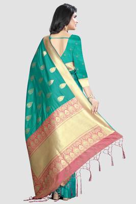 Green Woven Kanchipuram Silk Saree With Blouse 3