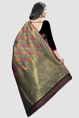 Black Woven Kanchipuram Silk Saree With Blouse 3
