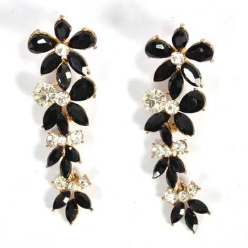 Traditional And Elegant Kundan Earrings For Women And Girls 2