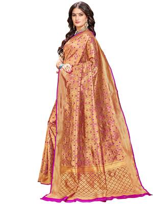 Magenta woven silk saree with blouse 2