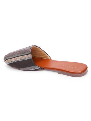 Women Ethnic Grey Thread Weave Chappal  2