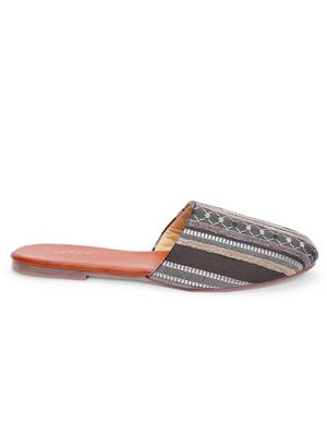 Women Ethnic Grey Thread Weave Chappal  3
