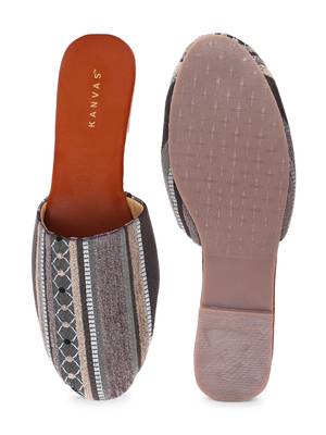 Women Ethnic Grey Thread Weave Chappal  4