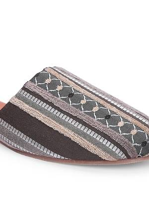 Women Ethnic Grey Thread Weave Chappal  5