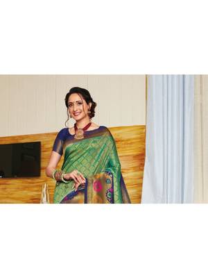 Green Hand Woven Silk Blend Saree With Blouse 2